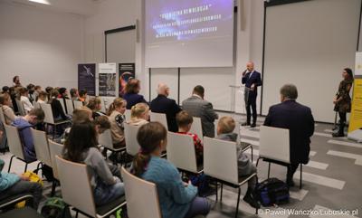 Uczestnicy pierwszej lekcji z cyklu „Kosmiczne Rewolucje” w Parku Technologii Kosmicznych w Nowym Kisielinie Zielonej Górze. 