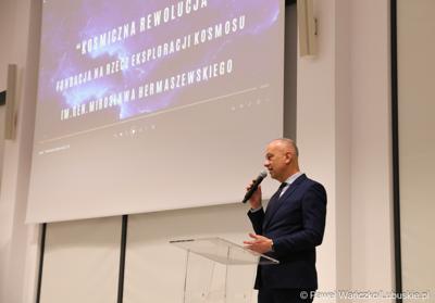 Marszałek Województwa Lubuskiego Marcin Jabłoński przemawia do uczestników pierwszej lekcji z cyklu „Kosmiczne Rewolucje” w Parku Technologii Kosmicznych w Nowym Kisielinie Zielonej Górze. 
