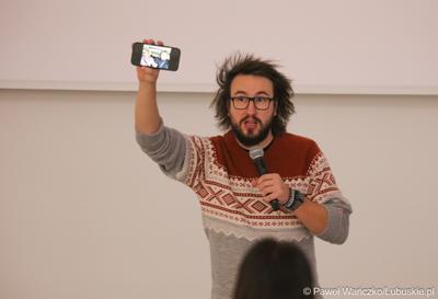 Karol Wójcicki, dziennikarz naukowy, popularyzator astronomii i autor największego w Polsce astronomicznego fanpage’a  „Z głową w gwiazdach”