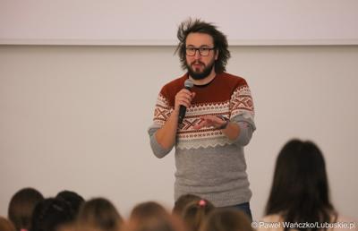 Karol Wójcicki, dziennikarz naukowy, popularyzator astronomii i autor największego w Polsce astronomicznego fanpage’a  „Z głową w gwiazdach”