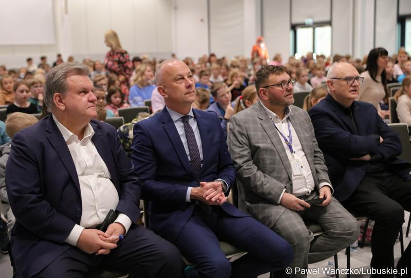 Uczestnicy pierwszej lekcji z cyklu „Kosmiczne Rewolucje” w Parku Technologii Kosmicznych w Nowym Kisielinie Zielonej Górze.