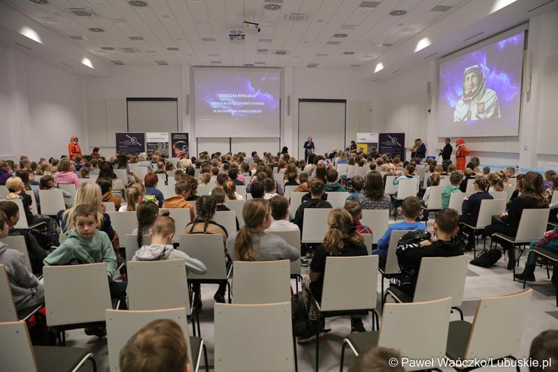 Uczestnicy pierwszej lekcji z cyklu „Kosmiczne Rewolucje” w Parku Technologii Kosmicznych w Nowym Kisielinie Zielonej Górze.
