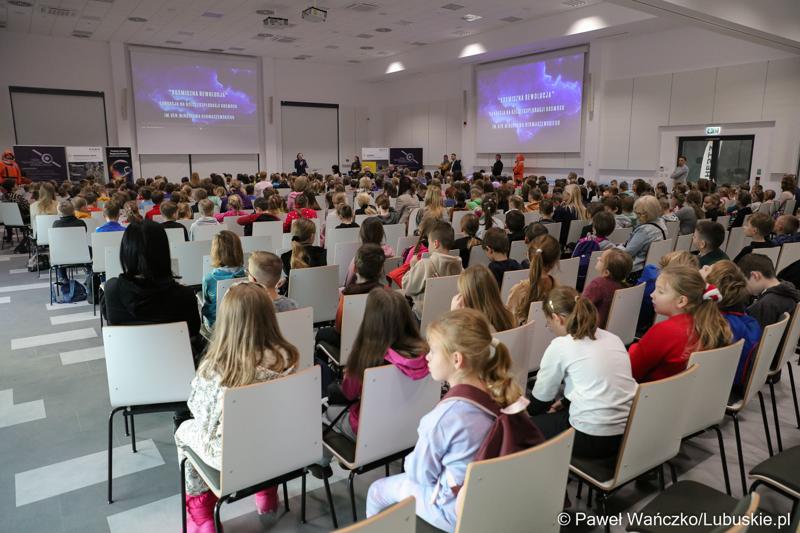 Uczestnicy pierwszej lekcji z cyklu „Kosmiczne Rewolucje” w Parku Technologii Kosmicznych w Nowym Kisielinie Zielonej Górze.
