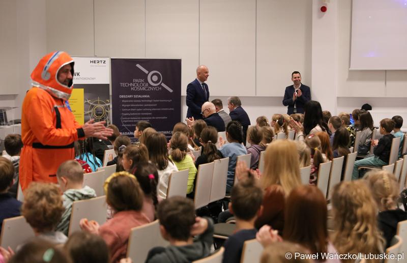 Uczestnicy pierwszej lekcji z cyklu „Kosmiczne Rewolucje” w Parku Technologii Kosmicznych w Nowym Kisielinie Zielonej Górze.