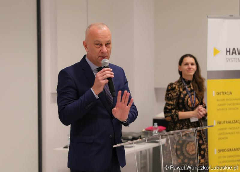 Marszałek Województwa Lubuskiego Marcin Jabłoński przemawia do uczestników pierwszej lekcji z cyklu „Kosmiczne Rewolucje” w Parku Technologii Kosmicznych w Nowym Kisielinie Zielonej Górze.