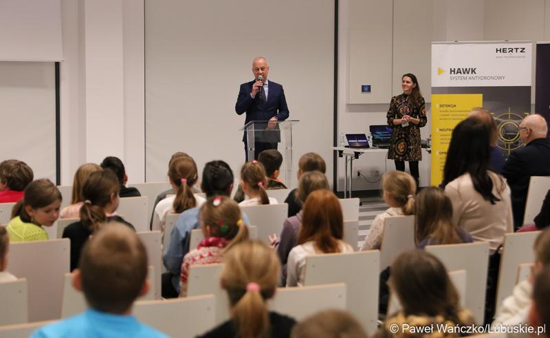 Marszałek Województwa Lubuskiego Marcin Jabłoński przemawia do uczestników pierwszej lekcji z cyklu „Kosmiczne Rewolucje” w Parku Technologii Kosmicznych w Nowym Kisielinie Zielonej Górze.
