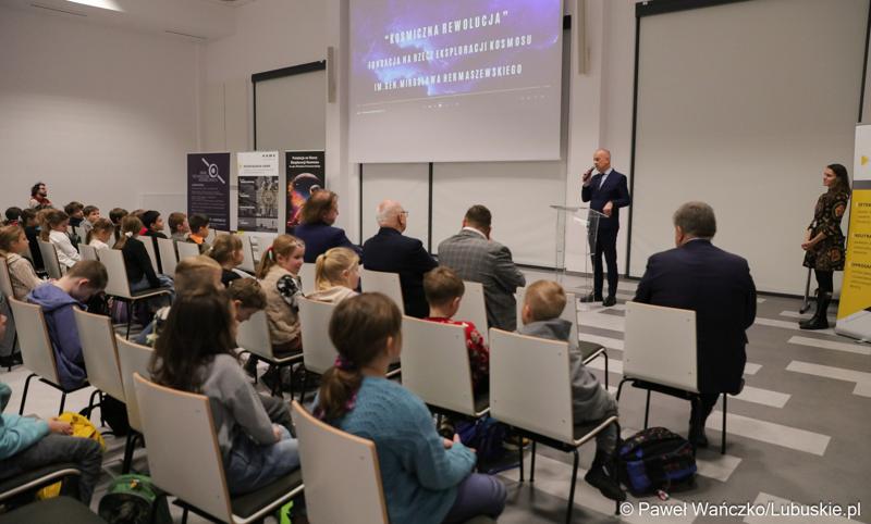 Uczestnicy pierwszej lekcji z cyklu „Kosmiczne Rewolucje” w Parku Technologii Kosmicznych w Nowym Kisielinie Zielonej Górze.