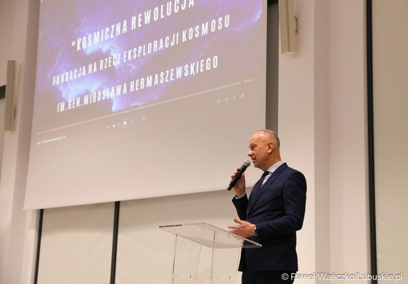 Marszałek Województwa Lubuskiego Marcin Jabłoński przemawia do uczestników pierwszej lekcji z cyklu „Kosmiczne Rewolucje” w Parku Technologii Kosmicznych w Nowym Kisielinie Zielonej Górze.