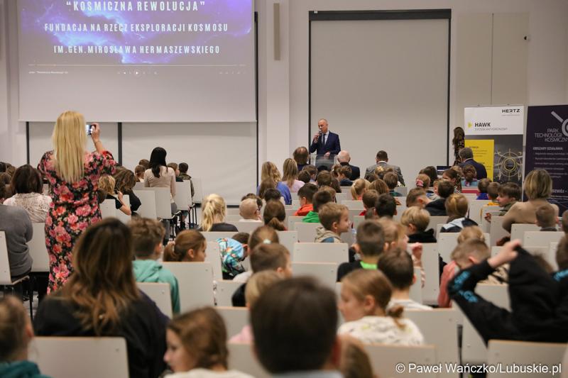 Uczestnicy pierwszej lekcji z cyklu „Kosmiczne Rewolucje” w Parku Technologii Kosmicznych w Nowym Kisielinie Zielonej Górze.