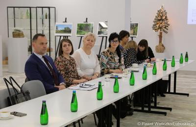 Uczestnicy spotkania Instytucji Zarządzającej programem „Fundusze Europejskie dla Lubuskiego 2021-2027” z partnerstwem jednostek samorządu terytorialnego w Łęknicy