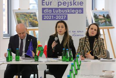 Od lewej: dyr Departamentu Programów Regionalnych UMWL Marek Kamiński, dyr Departamentu Instytucji Zarządzającej UMWL Sylwia Pędzińska oraz jej zastępca Małgorzata Mizera-Wołowicz podczas spotkanie Instytucji Zarządzającej programem „Fundusze Europejskie dla Lubuskiego 2021-2027” z partnerstwem jednostek samorządu terytorialnego w Łęknicy