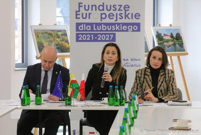 Od lewej: dyr Departamentu Programów Regionalnych UMWL Marek Kamiński, dyr Departamentu Instytucji Zarządzającej UMWL Sylwia Pędzińska oraz jej zastępca Małgorzata Mizera-Wołowicz podczas spotkanie Instytucji Zarządzającej programem „Fundusze Europejskie dla Lubuskiego 2021-2027” z partnerstwem jednostek samorządu terytorialnego w Łęknicy