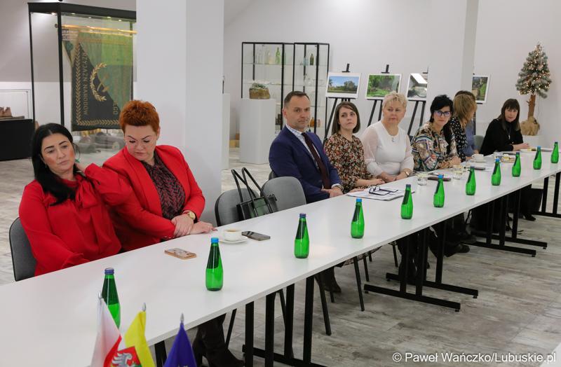 Uczestnicy spotkania Instytucji Zarządzającej programem „Fundusze Europejskie dla Lubuskiego 2021-2027” z partnerstwem jednostek samorządu terytorialnego w Łęknicy