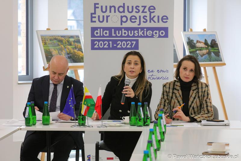 Od lewej: dyr Departamentu Programów Regionalnych UMWL Marek Kamiński, dyr Departamentu Instytucji Zarządzającej UMWL Sylwia Pędzińska oraz jej zastępca Małgorzata Mizera-Wołowicz podczas spotkanie Instytucji Zarządzającej programem „Fundusze Europejskie dla Lubuskiego 2021-2027” z partnerstwem jednostek samorządu terytorialnego w Łęknicy