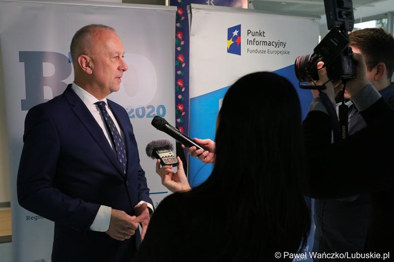 Marszałek Województwa Lubuskiego Marcin Jabłoński udziela wywiadu