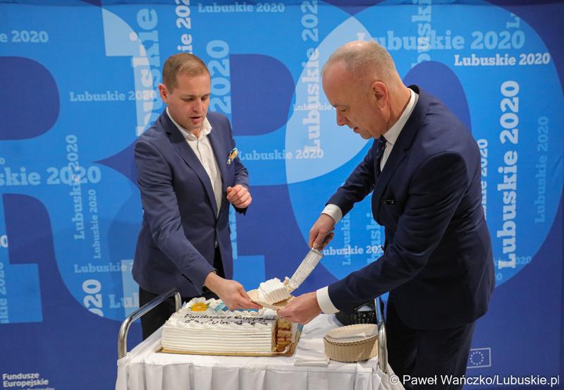 Marszałek Województwa Lubuskiego Marcin Jabłoński (z prawej) oraz Wicemarszałek Łukasz Porycki