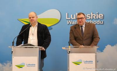 Członek Zarządu Województwa Lubuskiego Grzegorz Potęga (z prawej) oraz zastępca dyrektora  Departamentu Infrastruktury i Komunikacji UMWL Arkadiusz Mieczyński podczas konferencji prasowej 