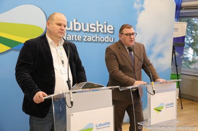Członek Zarządu Województwa Lubuskiego Grzegorz Potęga (z prawej) oraz zastępca dyrektora  Departamentu Infrastruktury i Komunikacji UMWL Arkadiusz Mieczyński podczas konferencji prasowej 