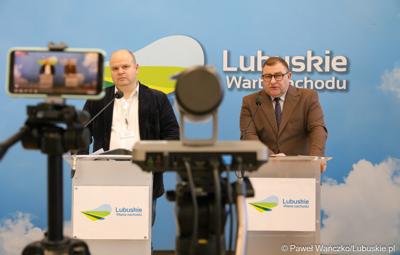 Członek Zarządu Województwa Lubuskiego Grzegorz Potęga (z prawej) oraz zastępca dyrektora  Departamentu Infrastruktury i Komunikacji UMWL Arkadiusz Mieczyński podczas konferencji prasowej 