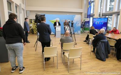 Uczestnicy konferencji prasowej w Sali Prasowej Urzędu Marszałkowskiego Województwa Lubuskiego w Zielonej Górze
