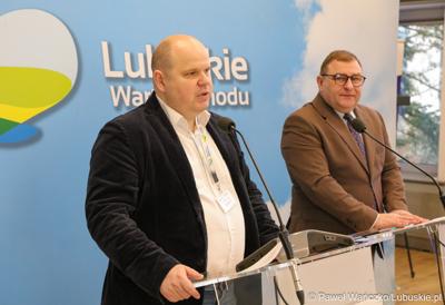 Zastępca dyrektora Departamentu Infrastruktury i Komunikacji UMWL Arkadiusz Mieczyński (z lewej) oraz Członek Zarządu Województwa Lubuskiego Grzegorz Potęga podczas konferencji prasowej 
