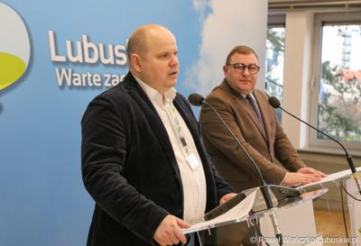 Zastępca dyrektora Departamentu Infrastruktury i Komunikacji UMWL Arkadiusz Mieczyński (z lewej) oraz Członek Zarządu Województwa Lubuskiego Grzegorz Potęga podczas konferencji prasowej 