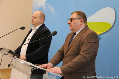 Członek Zarządu Województwa Lubuskiego Grzegorz Potęga (z prawej) oraz zastępca dyrektora  Departamentu Infrastruktury i Komunikacji UMWL Arkadiusz Mieczyński podczas konferencji prasowej 