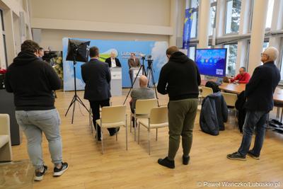 Uczestnicy konferencji prasowej w Sali Prasowej Urzędu Marszałkowskiego Województwa Lubuskiego w Zielonej Górze