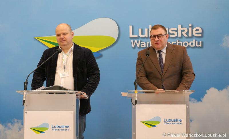 Członek Zarządu Województwa Lubuskiego Grzegorz Potęga (z prawej) oraz zastępca dyrektora  Departamentu Infrastruktury i Komunikacji UMWL Arkadiusz Mieczyński podczas konferencji prasowej