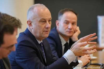 Marszałek Województwa Lubuskiego Marcin Jabłoński podczas spotkania z przedstawicielami Młodzieżowego Sejmiku Województwa Lubuskiego 