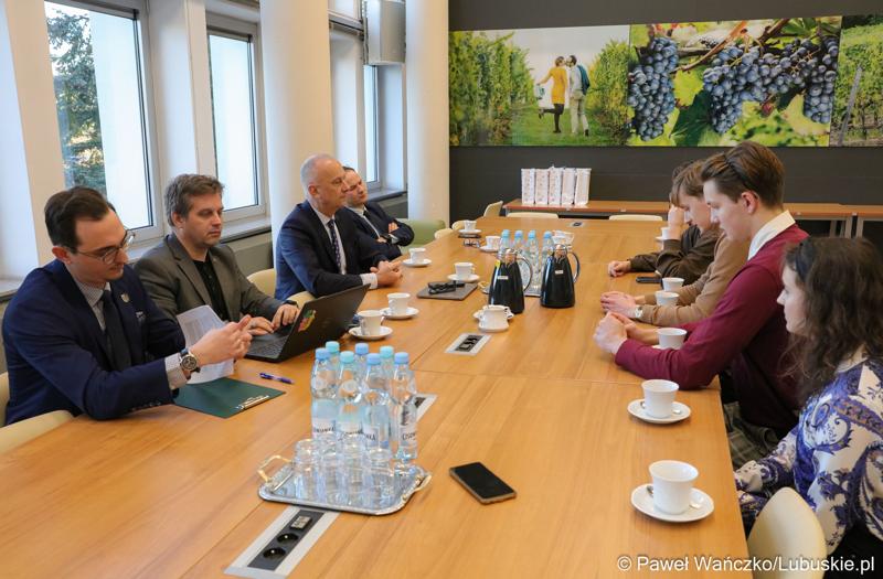 Spotkanie marszałka z przedstawicielami Młodzieżowego Sejmiku Województwa Lubuskiego