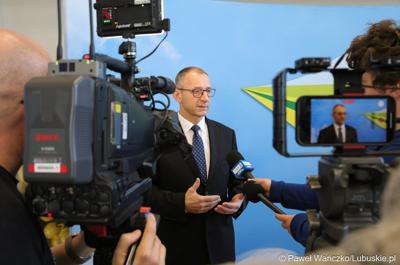 Wojewoda Lubuski Marek Cebula udziela wywiadu mediom