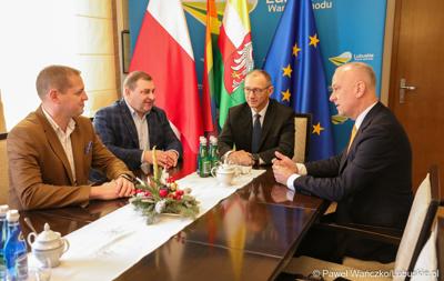 Od prawej: Marszałek Województwa Lubuskiego Marcin Jabłoński, Wojewoda Lubuski Marek Cebula, Członek Zarządu Województwa Lubuskiego Grzegorz Potęga oraz Wicemarszałek Województwa Lubuskiego Łukasz Porycki