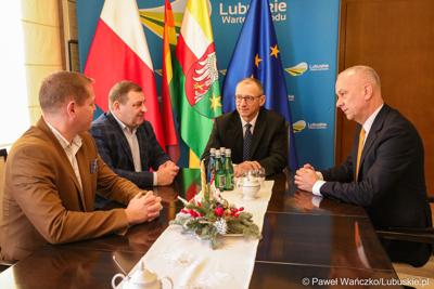 Od prawej: Marszałek Województwa Lubuskiego Marcin Jabłoński, Wojewoda Lubuski Marek Cebula, Członek Zarządu Województwa Lubuskiego Grzegorz Potęga oraz Wicemarszałek Województwa Lubuskiego Łukasz Porycki