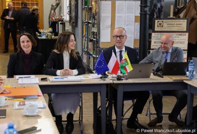 Uczestnicy spotkania ws. partnerstw samorządowych na terenie województwa lubuskiego i ich strategii terytorialnych w Bibliotece Publicznej w Świebodzinie