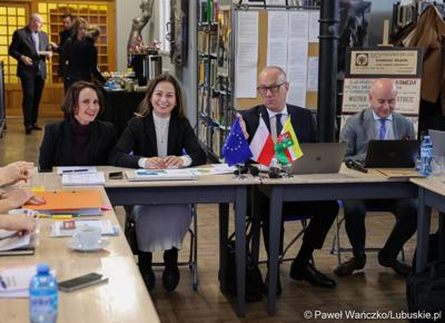 Uczestnicy spotkania ws. partnerstw samorządowych na terenie województwa lubuskiego i ich strategii terytorialnych w Bibliotece Publicznej w Świebodzinie