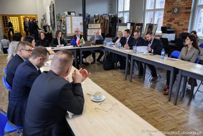 Uczestnicy spotkania ws. partnerstw samorządowych na terenie województwa lubuskiego i ich strategii terytorialnych w Bibliotece Publicznej w Świebodzinie
