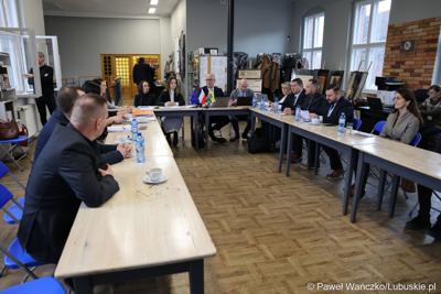 Uczestnicy spotkania ws. partnerstw samorządowych na terenie województwa lubuskiego i ich strategii terytorialnych w Bibliotece Publicznej w Świebodzinie