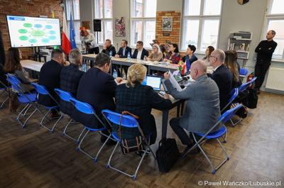 Uczestnicy spotkania ws. partnerstw samorządowych na terenie województwa lubuskiego i ich strategii terytorialnych w Bibliotece Publicznej w Świebodzinie