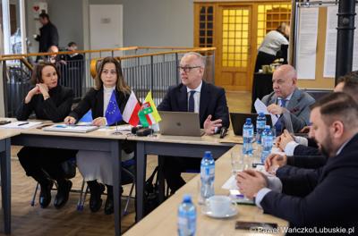 Uczestnicy spotkania ws. partnerstw samorządowych na terenie województwa lubuskiego i ich strategii terytorialnych w Bibliotece Publicznej w Świebodzinie