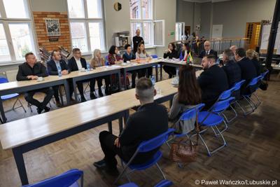 Uczestnicy spotkania ws. partnerstw samorządowych na terenie województwa lubuskiego i ich strategii terytorialnych w Bibliotece Publicznej w Świebodzinie
