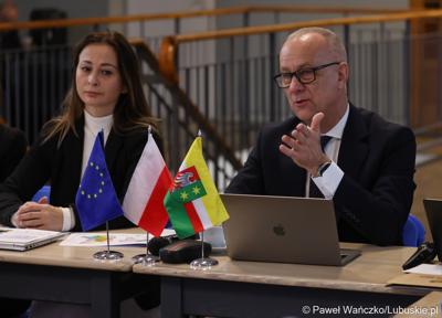 Marszałek Województwa Lubuskiego Marcin Jabłoński podczas spotkania ws. partnerstw samorządowych na terenie województwa lubuskiego i ich strategii terytorialnych w Świebodzinie