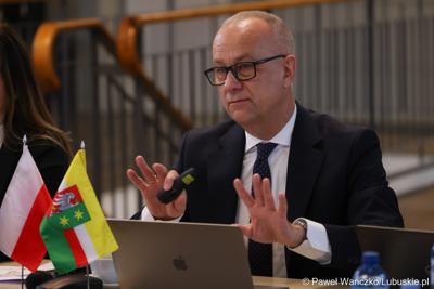 Marszałek Województwa Lubuskiego Marcin Jabłoński podczas spotkania ws. partnerstw samorządowych na terenie województwa lubuskiego i ich strategii terytorialnych w Świebodzinie