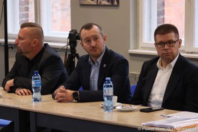 Uczestnicy spotkania ws. partnerstw samorządowych na terenie województwa lubuskiego i ich strategii terytorialnych w Bibliotece Publicznej w Świebodzinie