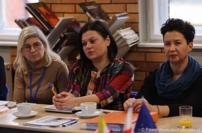 Uczestnicy spotkania ws. partnerstw samorządowych na terenie województwa lubuskiego i ich strategii terytorialnych w Bibliotece Publicznej w Świebodzinie