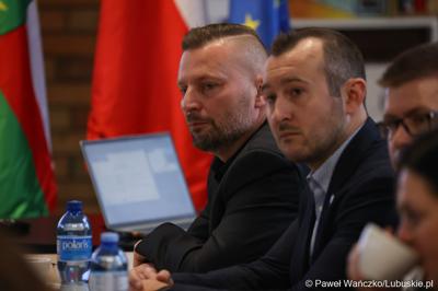 Uczestnicy spotkania ws. partnerstw samorządowych na terenie województwa lubuskiego i ich strategii terytorialnych w Bibliotece Publicznej w Świebodzinie