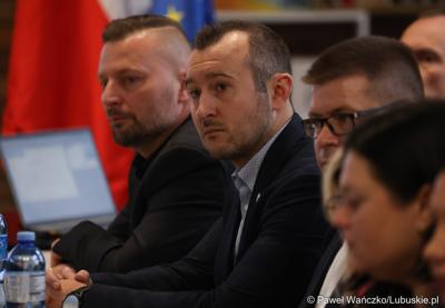 Uczestnicy spotkania ws. partnerstw samorządowych na terenie województwa lubuskiego i ich strategii terytorialnych w Bibliotece Publicznej w Świebodzinie