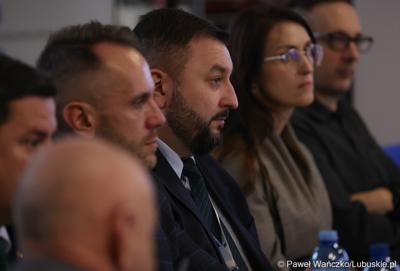 Uczestnicy spotkania ws. partnerstw samorządowych na terenie województwa lubuskiego i ich strategii terytorialnych w Bibliotece Publicznej w Świebodzinie