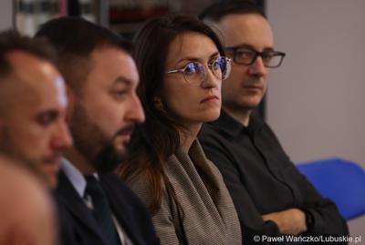 Uczestnicy spotkania ws. partnerstw samorządowych na terenie województwa lubuskiego i ich strategii terytorialnych w Bibliotece Publicznej w Świebodzinie