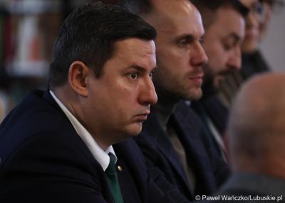 Uczestnicy spotkania ws. partnerstw samorządowych na terenie województwa lubuskiego i ich strategii terytorialnych w Bibliotece Publicznej w Świebodzinie
